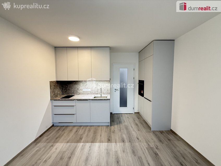 Pronájem bytu 1+kk 33 m^2 Výstavní, Praha 11 