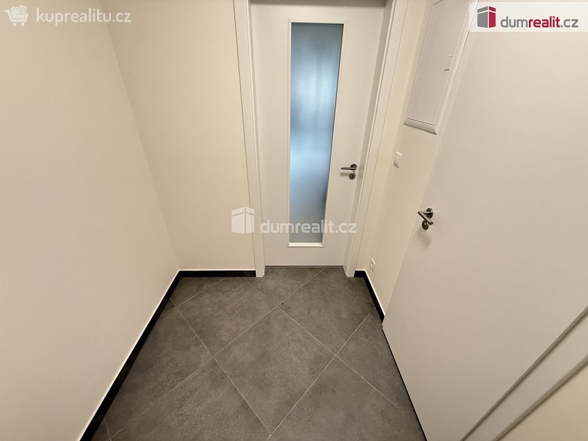 Pronájem bytu 1+kk 33 m^2 Výstavní, Praha 11 