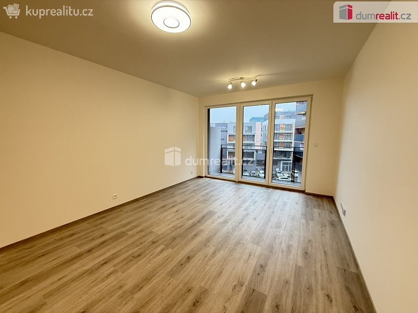 Pronájem bytu 1+kk 33 m^2 Výstavní, Praha 11 