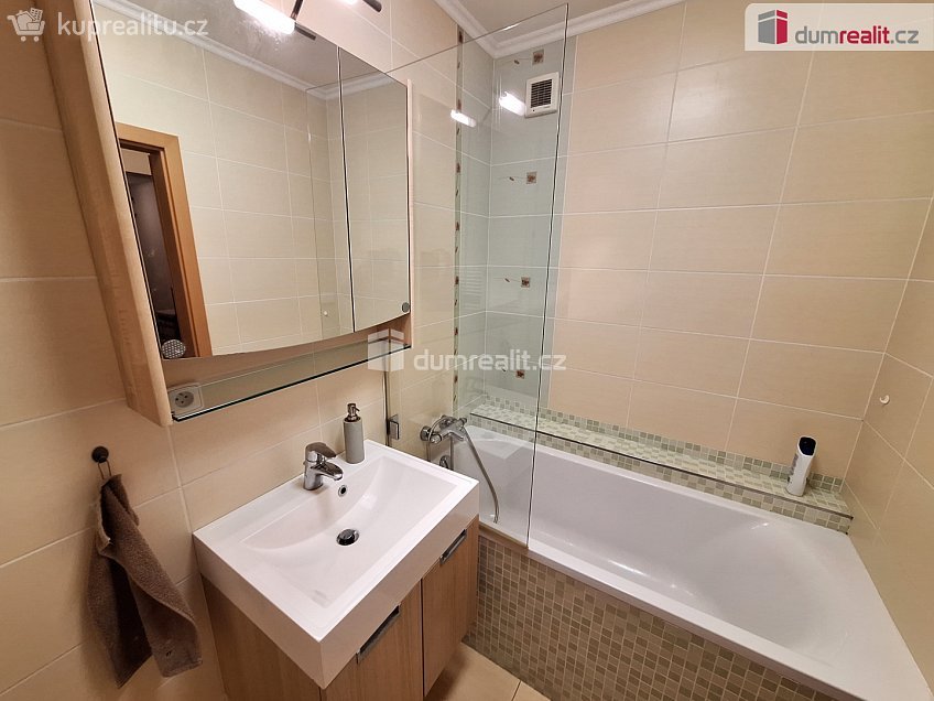 Pronájem bytu 2+1 47 m^2 Anastázova, Praha 6 