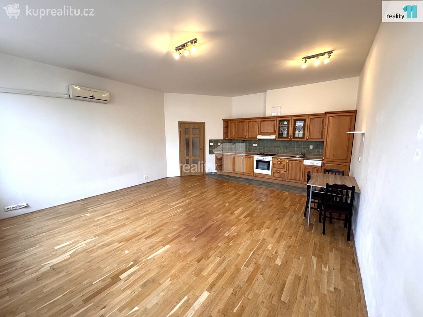 Pronájem bytu 2+kk 82 m^2 Kolbenova, Praha 9 