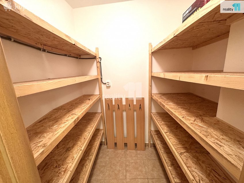 Pronájem bytu 2+kk 87 m^2 Kolbenova, Praha 9 