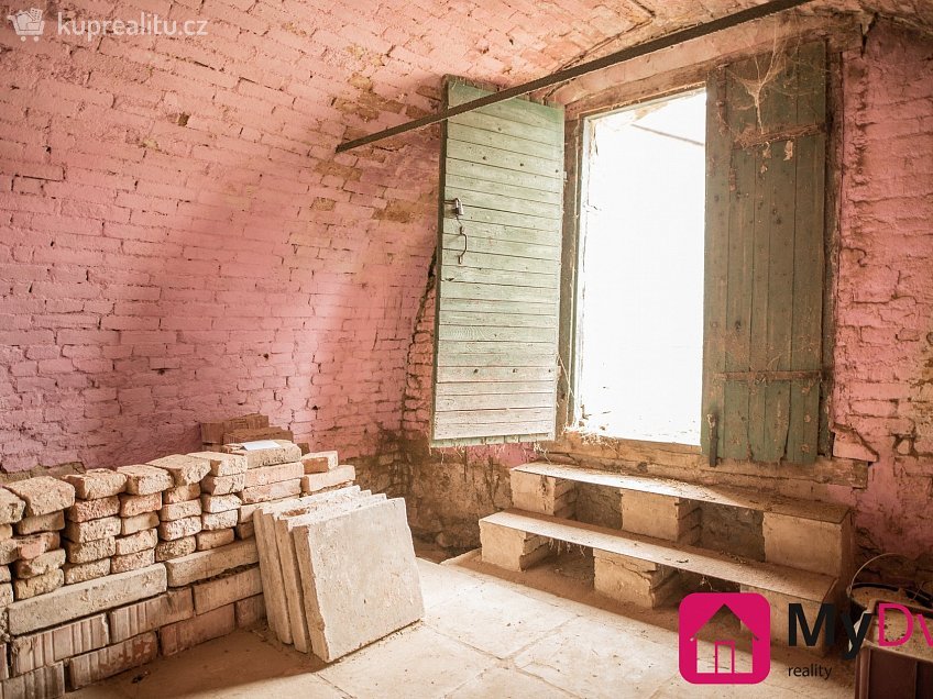 Pronájem  vinného sklepu 36 m^2 Břežany, Břežany 