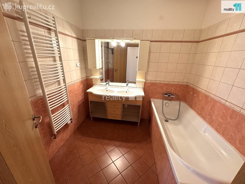 Pronájem bytu 1+kk 100 m^2 Kolbenova, Praha 9 