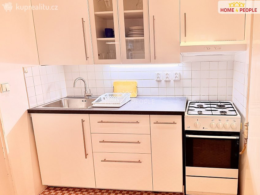 Pronájem bytu 2+1 48 m^2 Biskupcova, Praha 3 