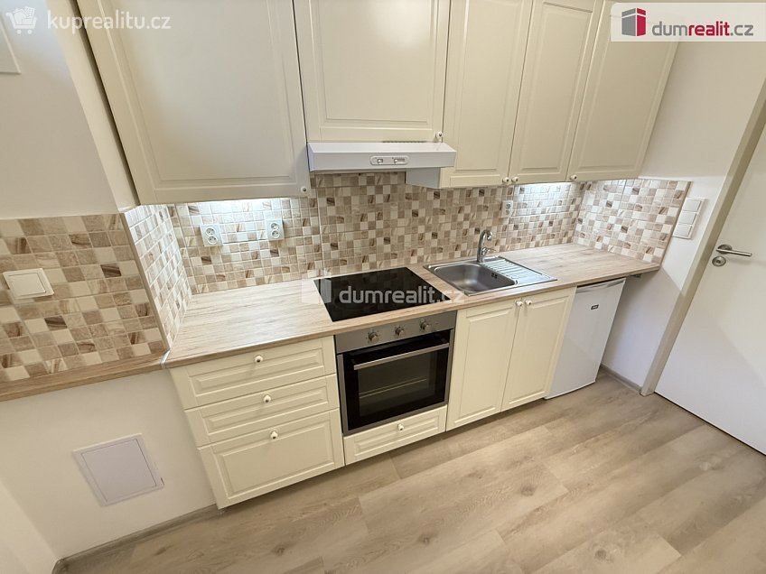 Pronájem bytu 1+1 27 m^2 Drtinova, Praha 5 