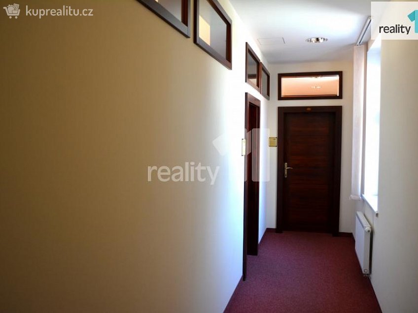 Pronájem  kanceláře 31 m^2 Chebská, Karlovy Vary 