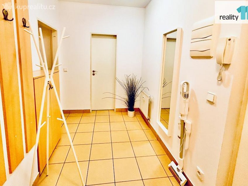 Pronájem bytu 1+kk 50 m^2 Pod Bohdalcem I, Praha 10 