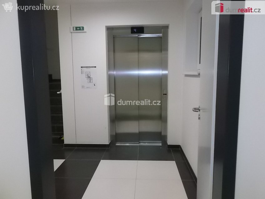 Pronájem bytu 1+kk 33 m^2 Strnadových, Praha 9 