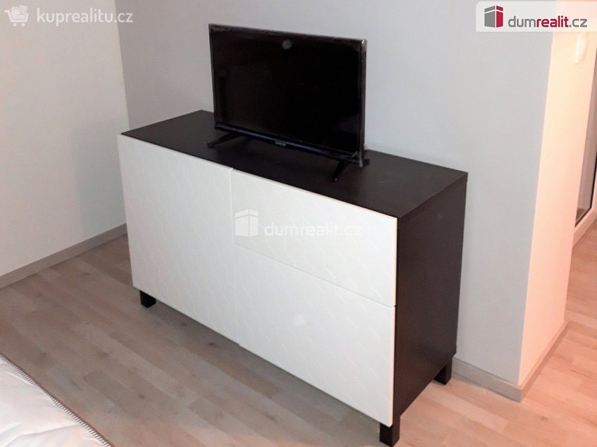 Pronájem bytu 1+kk 33 m^2 Strnadových, Praha 9 