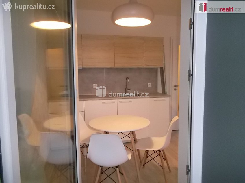 Pronájem bytu 1+kk 33 m^2 Strnadových, Praha 9 