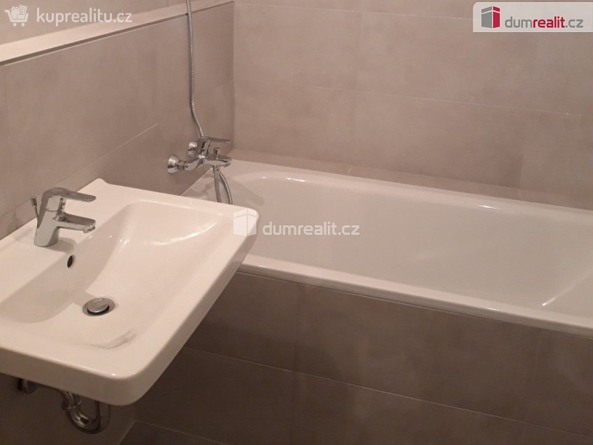 Pronájem bytu 1+kk 33 m^2 Strnadových, Praha 9 