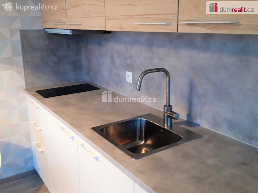 Pronájem bytu 1+kk 33 m^2 Strnadových, Praha 9 