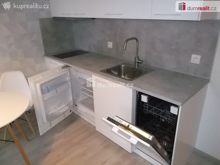 Pronájem bytu 1+kk 33 m^2 Strnadových, Praha 9 