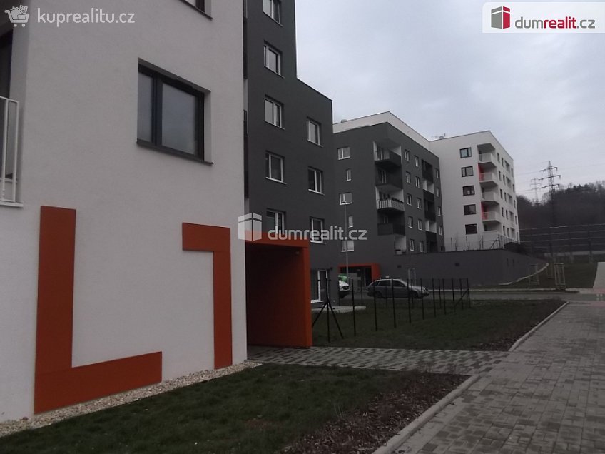 Pronájem bytu 1+kk 33 m^2 Strnadových, Praha 9 