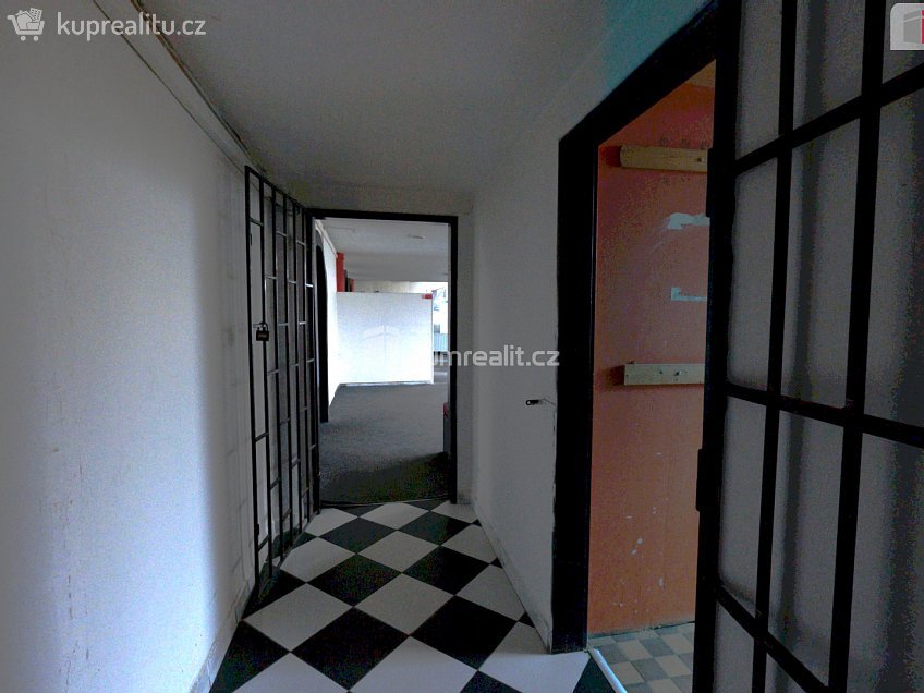 Pronájem  obchodních prostor 420 m^2 U Centrumu, Orlová 