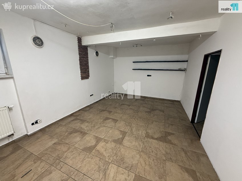 Pronájem  obchodních prostor 297 m^2 Husova, Humpolec 