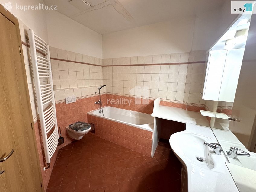 Pronájem bytu 2+kk 82 m^2 Kolbenova, Praha 9 