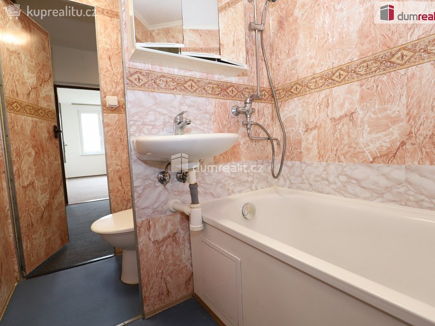 Prodej bytu 2+1 64 m^2 Sídliště, Hroznětín 