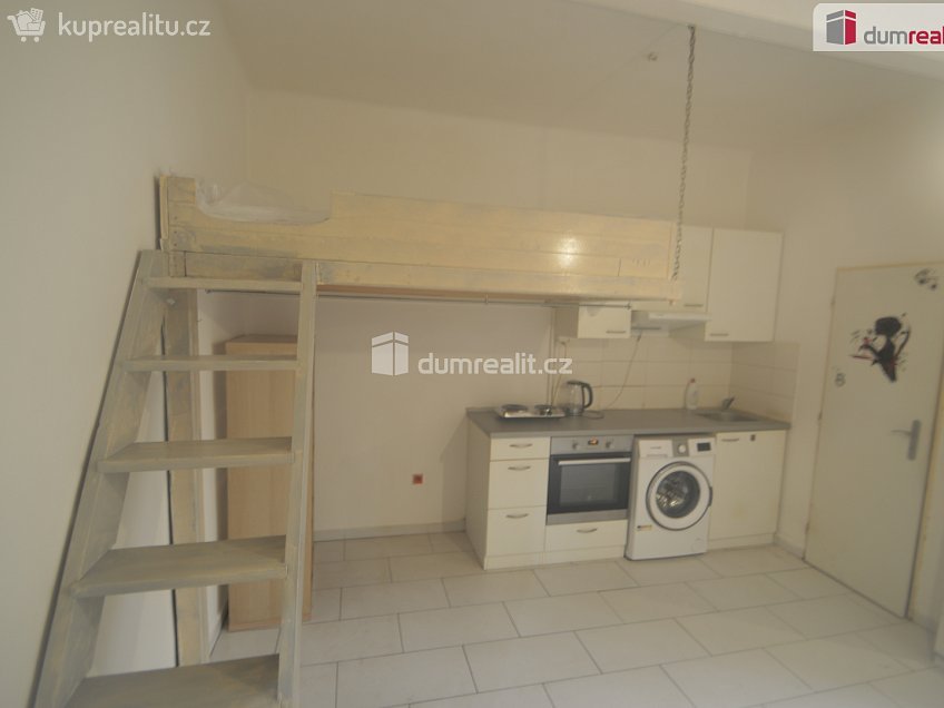Pronájem bytu 1+kk 25 m^2 Na Pankráci, Praha 4 