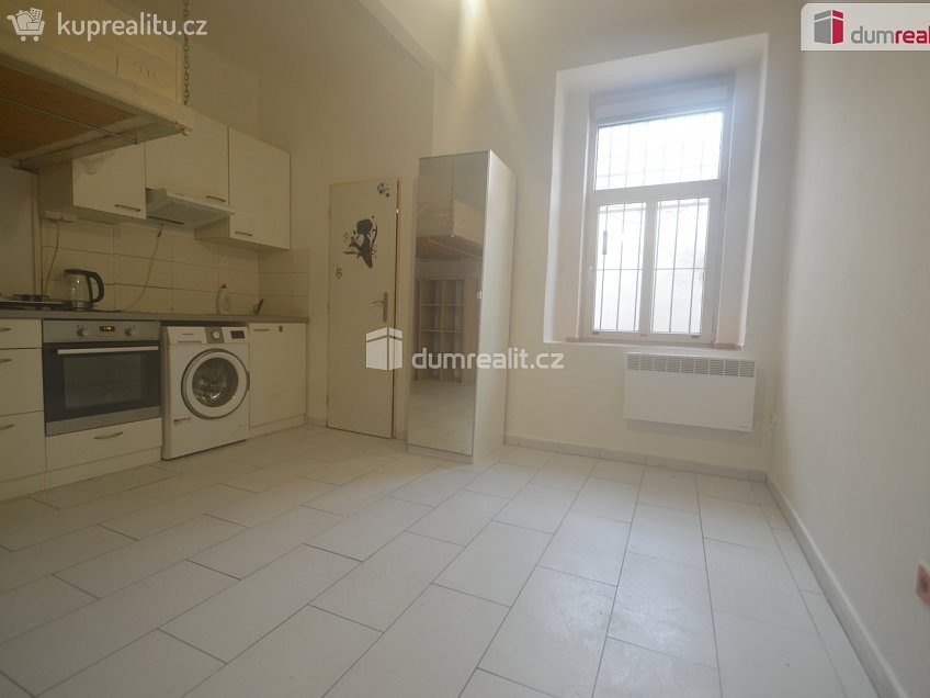 Pronájem bytu 1+kk 25 m^2 Na Pankráci, Praha 4 