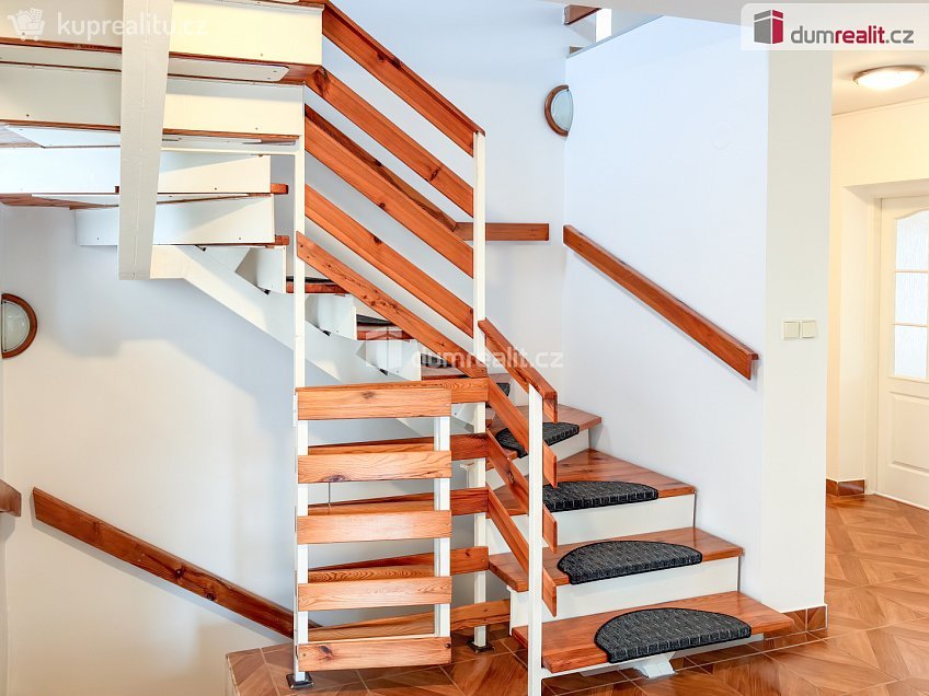 Pronájem  rodinného domu 365 m^2 V březinkách, Praha-Nebušice 