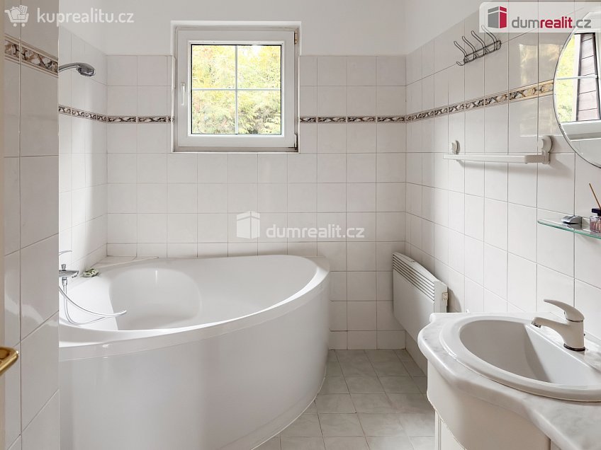 Pronájem  rodinného domu 365 m^2 V březinkách, Praha-Nebušice 