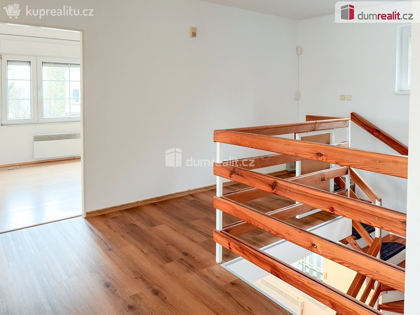 Pronájem  rodinného domu 365 m^2 V březinkách, Praha-Nebušice 