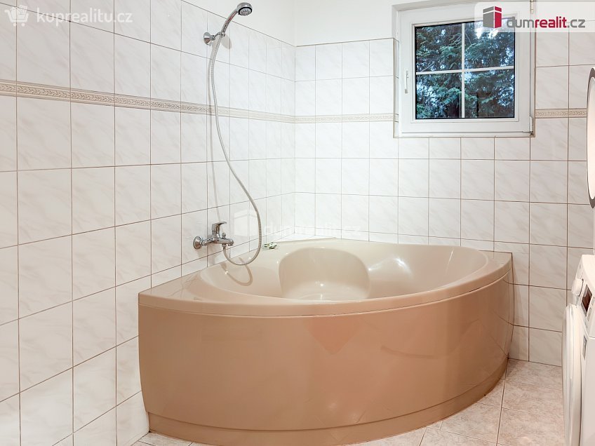 Pronájem  rodinného domu 365 m^2 V březinkách, Praha-Nebušice 