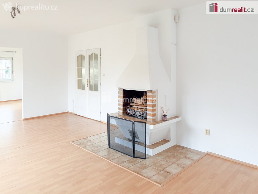 Pronájem  rodinného domu 365 m^2 V březinkách, Praha-Nebušice 