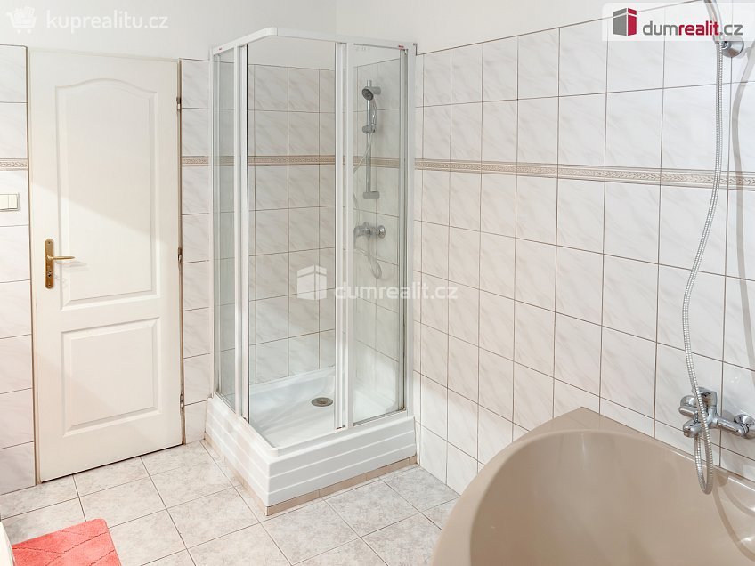 Pronájem  rodinného domu 365 m^2 V březinkách, Praha-Nebušice 