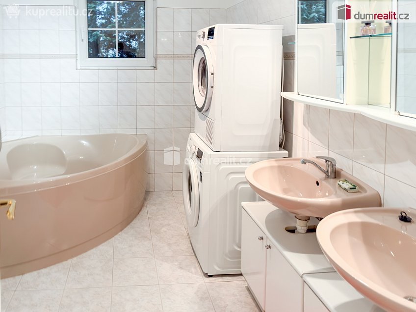 Pronájem  rodinného domu 365 m^2 V březinkách, Praha-Nebušice 