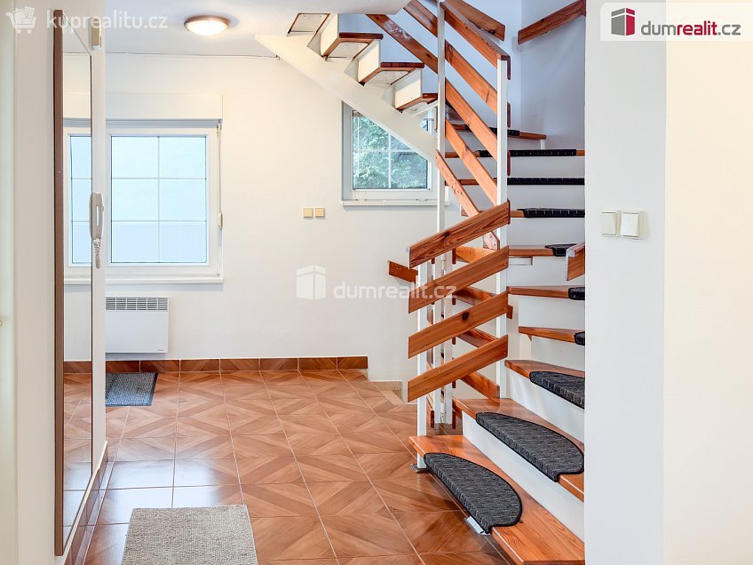 Pronájem  rodinného domu 365 m^2 V březinkách, Praha-Nebušice 