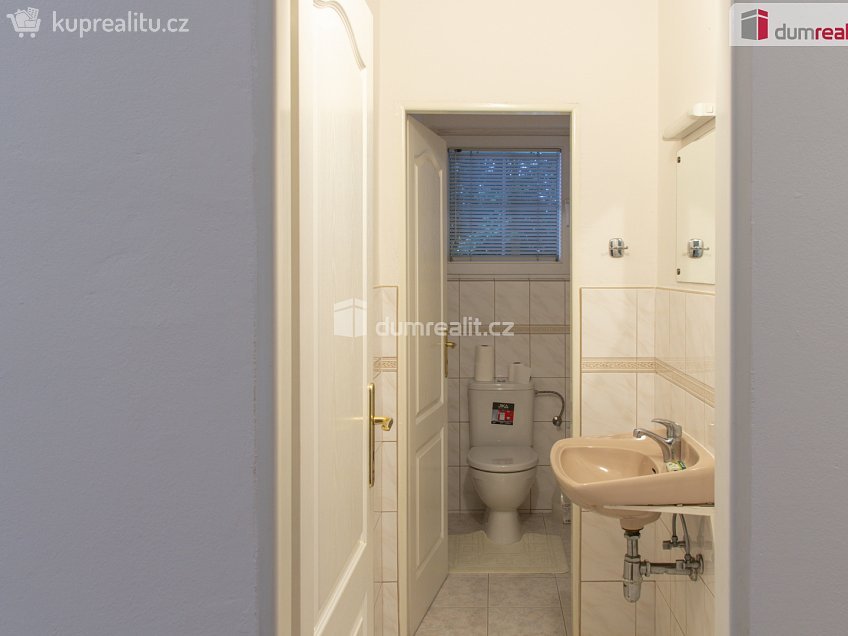 Pronájem  rodinného domu 365 m^2 V březinkách, Praha-Nebušice 