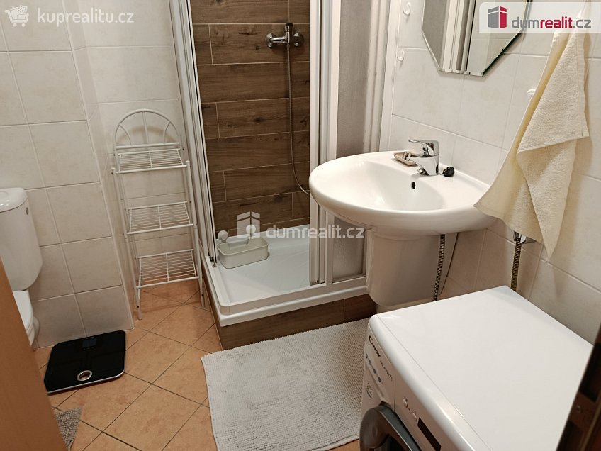 Pronájem bytu 1+kk 34 m^2 Zrzavého, Praha 17 