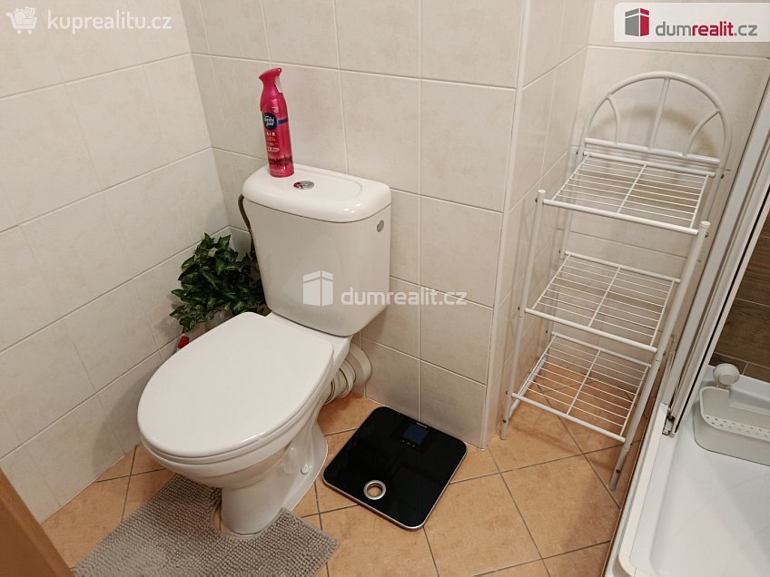 Pronájem bytu 1+kk 34 m^2 Zrzavého, Praha 17 