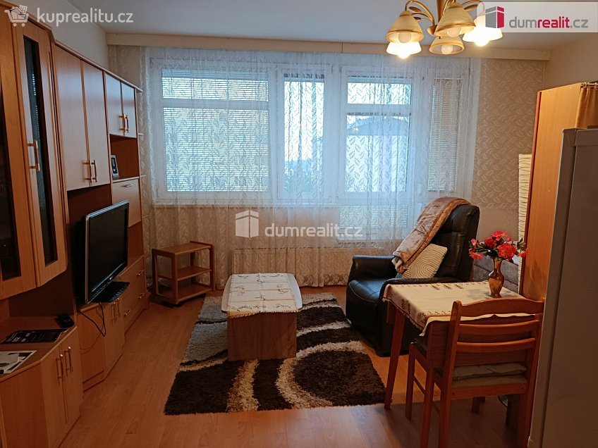 Pronájem bytu 1+kk 34 m^2 Zrzavého, Praha 17 