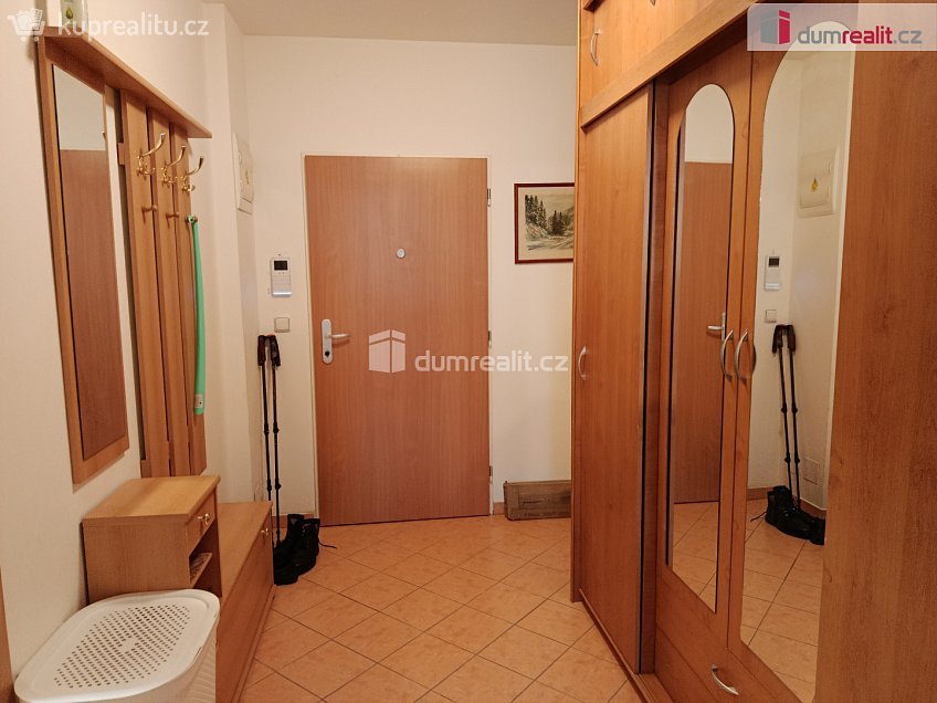 Pronájem bytu 1+kk 34 m^2 Zrzavého, Praha 17 