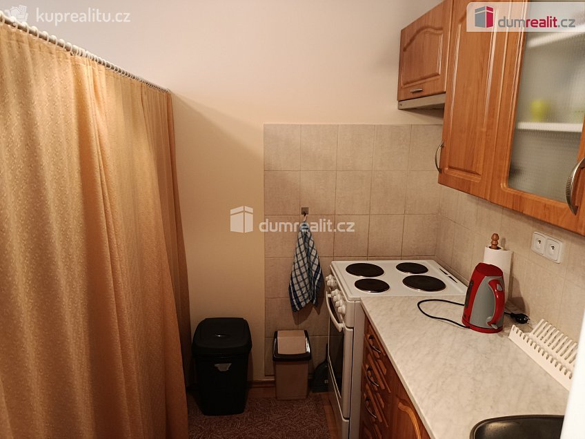 Pronájem bytu 1+kk 34 m^2 Zrzavého, Praha 17 