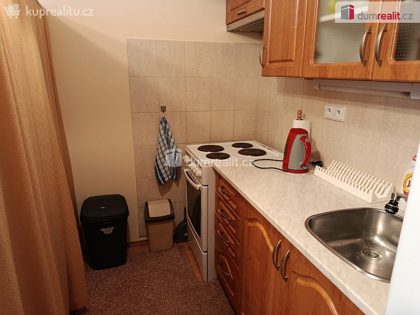 Pronájem bytu 1+kk 34 m^2 Zrzavého, Praha 17 