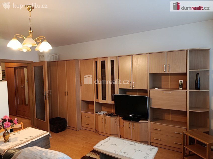 Pronájem bytu 1+kk 34 m^2 Zrzavého, Praha 17 