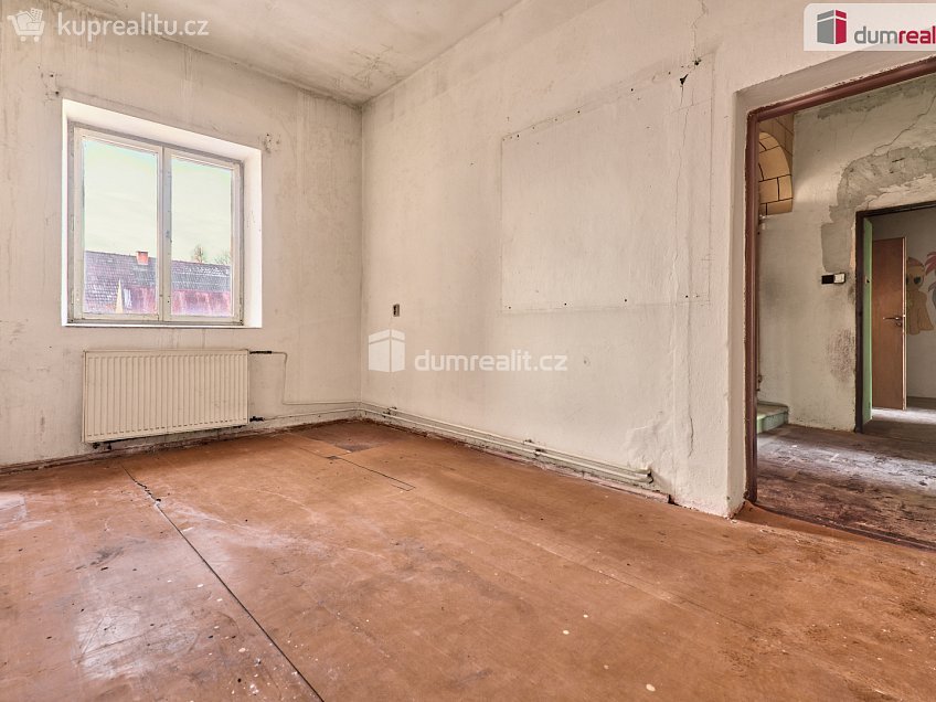 Prodej  rodinného domu 200 m^2 náměstí, Kravaře 