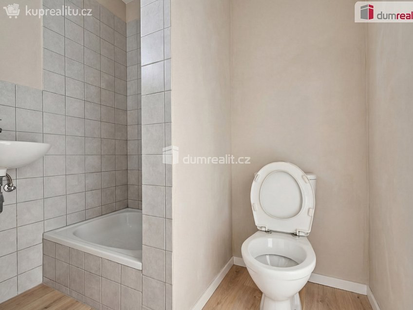 Prodej  rodinného domu 200 m^2 náměstí, Kravaře 