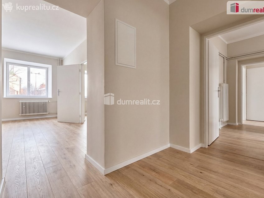 Prodej  rodinného domu 200 m^2 náměstí, Kravaře 