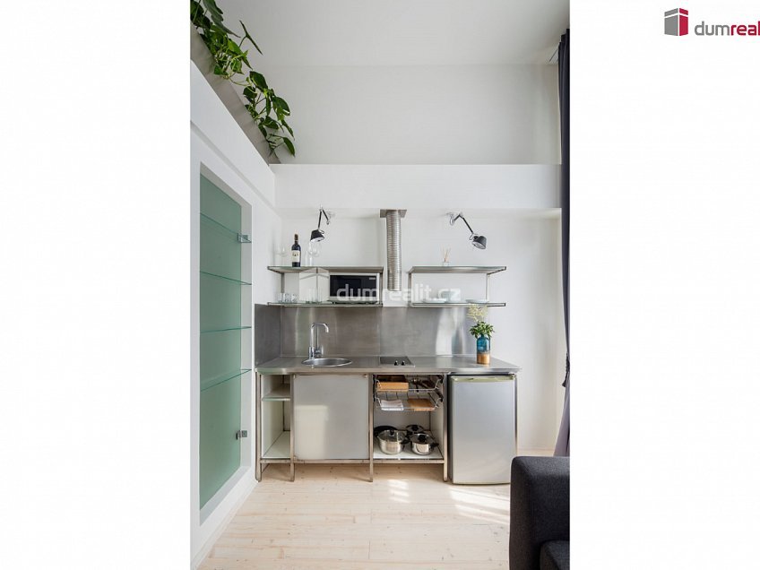 Pronájem bytu 1+kk 25 m^2 Plzeňská, Praha 5 