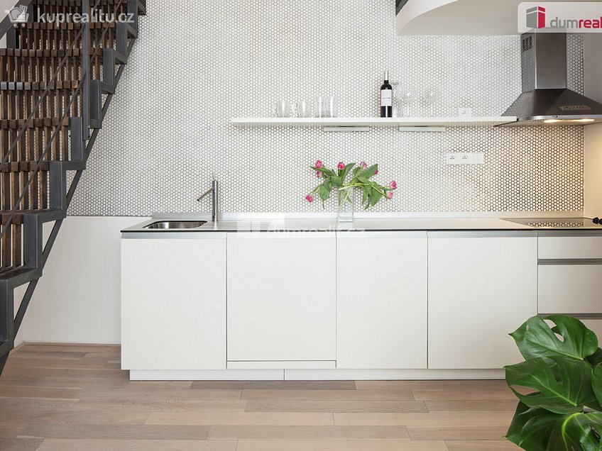 Pronájem bytu 1+1 38 m^2 Plzeňská, Praha 5 