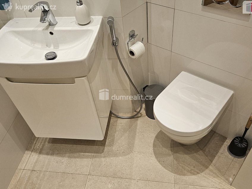 Pronájem bytu 2+kk 44 m^2 Slezská, Praha 3 