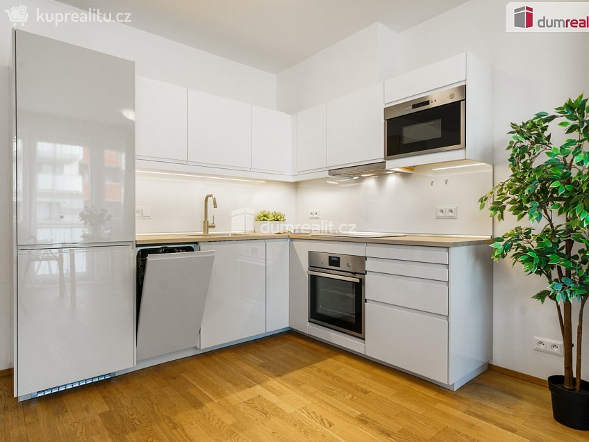 Pronájem bytu 1+kk 37 m^2 Pod stolovou horou, Praha 5 