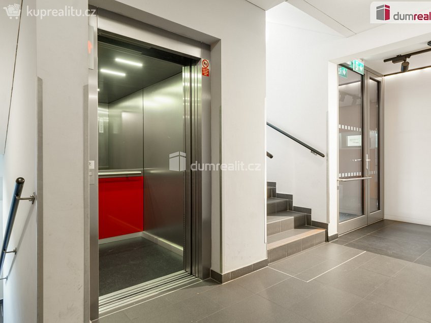 Pronájem bytu 1+kk 37 m^2 Pod stolovou horou, Praha 5 