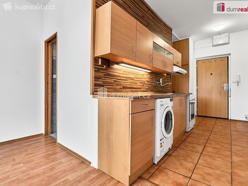 Prodej bytu 2+1 45 m^2 Školní, Nová Role 